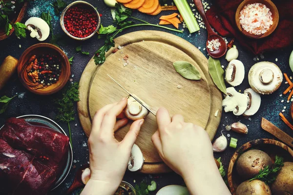 Frisches Bio Gemüse Zutaten Gewürze Und Fleisch Für Suppe Oder — Stockfoto