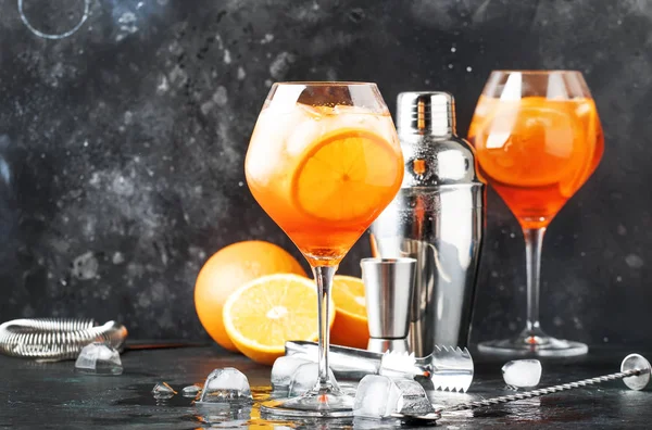 Коктейль Aperol Spritz Большом Бокале Вина Летний Итальянский Низкоалкогольный Холодный — стоковое фото