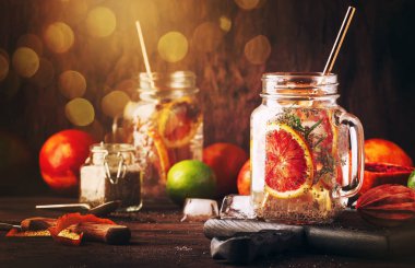 Yaz soğuk içecek ile kırmızı turuncu, narenciye meyve suyu ve chia tohum detoks. Sağlıklı fitness içki. Ahşap mutfak masa arka planda, seçici odak yemek pişirmek için malzemeler