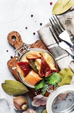 Baharatlarla tuzlu veya Marine beyaz mantar cam kavanoz ve otlar, yemek yiyecek konserve kavramı, gri mutfak masa arka plan, metin, en iyi görünüm için yer