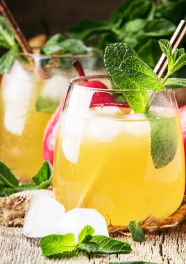 Soğuk armut suyu, nane, eski ahşap masa arka plan, seçici odak buzlu yaz Alkolsüz kokteyl