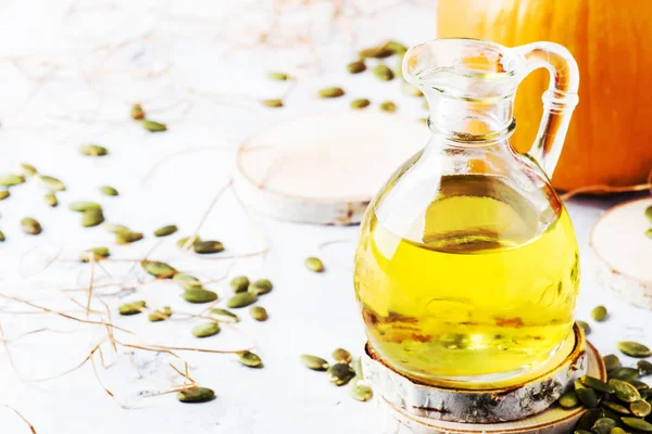 Graines Citrouille Huile Légère Dans Une Cruche Verre Sur Fond — Photo