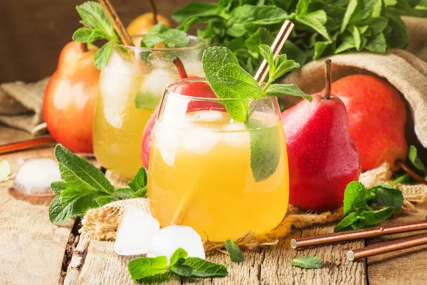 Soğuk armut suyu, nane, eski ahşap masa arka plan, seçici odak buzlu yaz Alkolsüz kokteyl