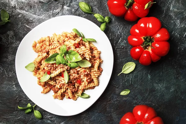 Sabrosa Pasta Con Carne Picada Salsa Tomate Con Albahaca Verde —  Fotos de Stock