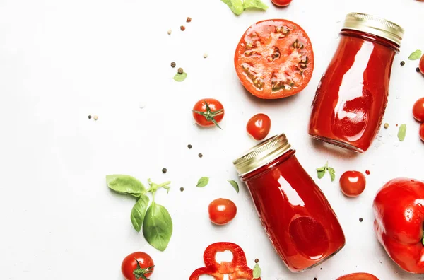 Vuoi Del Succo Estremamente Luminoso Rosso Fresco Succo Pomodoro Piccante — Foto Stock