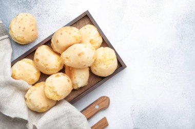 Gri mutfak masa arka planda, üstten görünüm iştah açıcı ev yapımı tatlı çörekler. Metin için yer