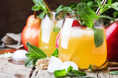 Soğuk armut suyu, nane, eski ahşap masa arka plan, seçici odak buzlu yaz Alkolsüz kokteyl