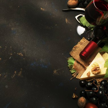 Top görünümünde kırmızı şarap ve aperatifler, İtalyan yemekleri,