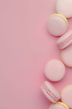 Yumuşak pembe arka plan tablo, metin, minimalizm tarzı, en iyi görünüm için yer pembe sarı macaroons