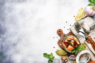 Baharatlarla tuzlu veya Marine beyaz mantar cam kavanoz ve otlar, yemek yiyecek konserve kavramı, gri mutfak masa arka plan, metin, en iyi görünüm için yer