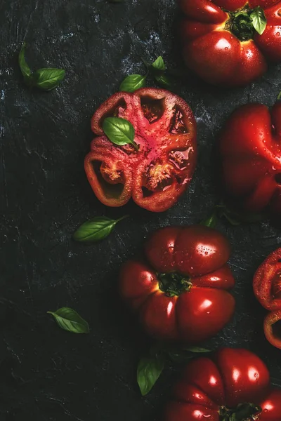 Tomates Vermelhos Com Folhas Manjericão Verde Fundo Mesa Cozinha Preta — Fotografia de Stock