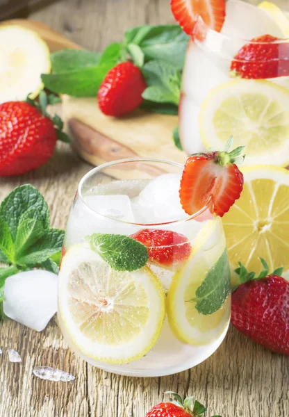 Limonada Gelada Verão Com Morangos Limão Hortelã Refrigerante Fundo Madeira — Fotografia de Stock