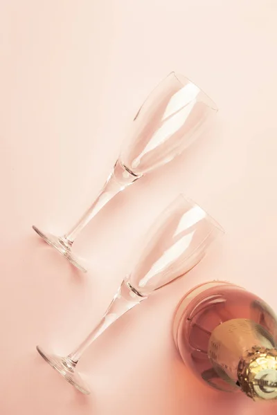 ピンクのスパーク リング ワインまたはローズ シャンパンの瓶と テキスト 休日や日付の概念のための場所とトレンディなピンクの背景フラット横たわっていた トップ ビュー — ストック写真