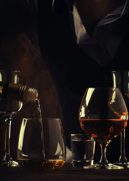 Der Barkeeper Gießt Den Goldenen Rum Ein Großes Glas Auf — Stockfoto