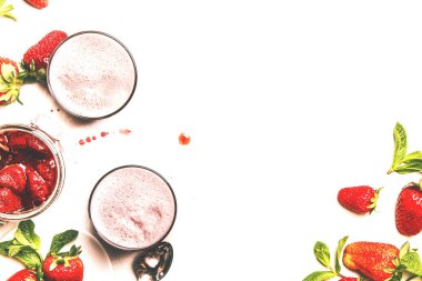 Çilekli süt smoothies ile reçel, meyve ve yeşil nane, beyaz arka plan, kopya alanı, üstten görünüm