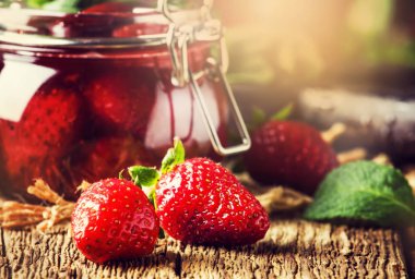 Bütün meyveleri, vintage Ahşap mutfak masa artalanını, reçel ve yemek, seçici odak yaz korunması ile çilek lezzetli