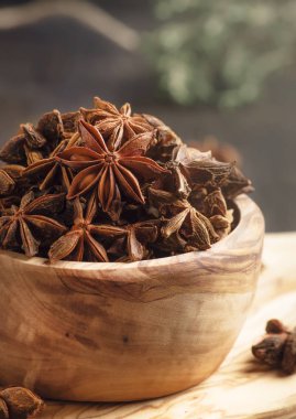 Anason yıldız ahşap kase, karanlık mutfak masa artalanını, seçici odak