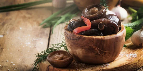 Pácolt Sózott Gombát Bors Fokhagyma Fából Készült Bowl Szelektív Összpontosít — Stock Fotó