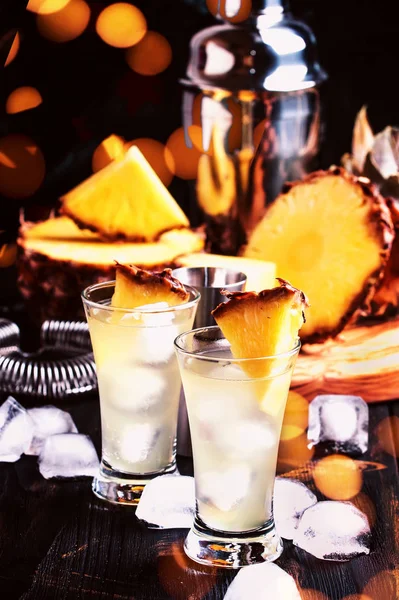 Cocktail Alcolico Estivo Con Rum Dorato Sciroppo Succo Ananas Cannella — Foto Stock
