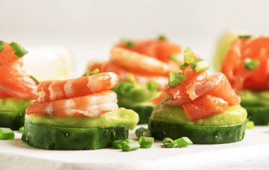 Salatalık, avokado, tuzlu alabalık ve beyaz mutfak tabe arka plan, Festival aperatifler kavramı, seçici odak karides meze