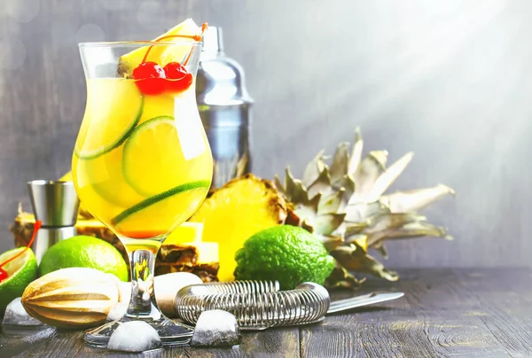 Sommaren Exotiska Punch Cocktail Med Ananasjuice Lime Och Vodka Grå — Stockfoto