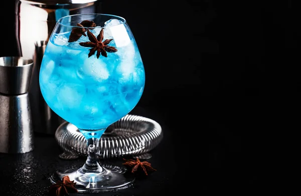 Голубой Алкогольный Коктейль Самбукой Ликером Лимонным Соком Дробленым Льдом Анисовыми — стоковое фото