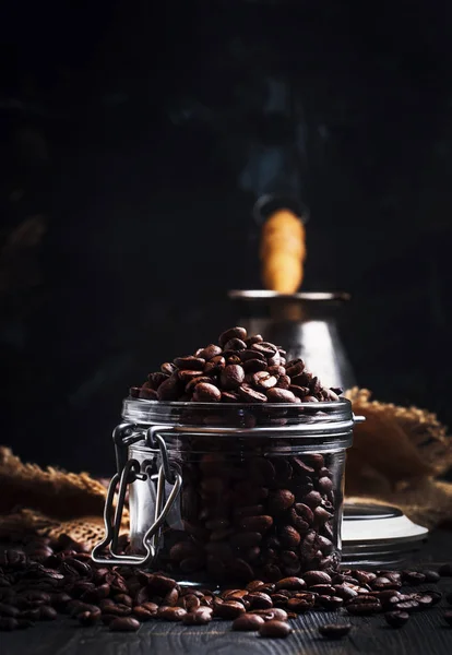 咖啡豆放进玻璃罐 黑色背景 选择性焦点 — 图库照片