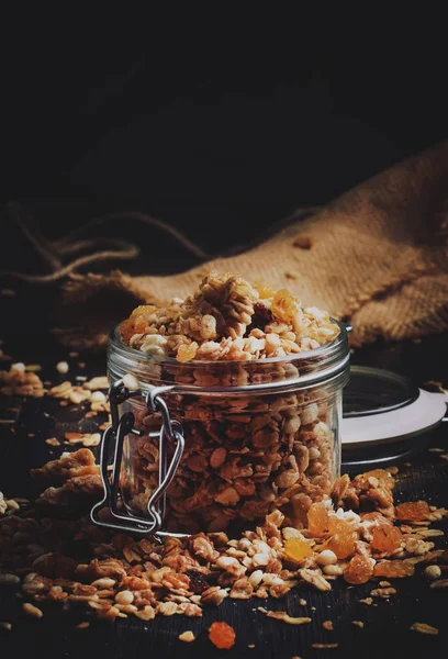 Granola Cozida Caseira Com Nozes Passas Frasco Vidro Fundo Mesa — Fotografia de Stock