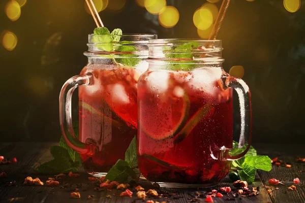 Холодный Летний Красный Чай Льдом Лаймом Мятой Освежающий Безалкогольный Напиток — стоковое фото