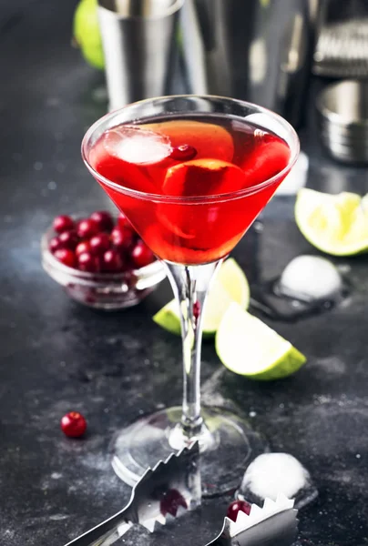 Klassiska Alkoholhaltiga Cocktail Cosmopolitan Med Vodka Likör Tranbärsjuice Lime Ice — Stockfoto