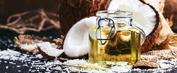 Olio Cocco Liquido Vaso Vetro Noci Cocco Rotte Tavolo Scuro — Foto Stock