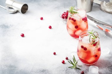 Kızılcık kokteyl cape kodder buz, biberiye ve meyveler, araçlar, counter arka plan, üstten görünüm mavi bar