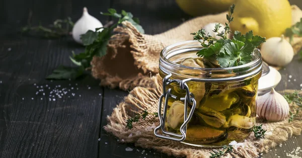 Miesmuscheln Olivenöl Und Zitronensaft Mit Gewürzen Knoblauch Und Kräutern Schwarzer — Stockfoto