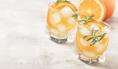 Maden suyu, Ice, turuncu ve biberiye, seçici odak ile soğuk yaz içeceği