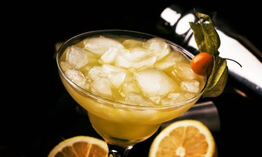 Alkollü kokteyl bar araçları bira, buz ve limon suyu ile. Düşük anahtar, seçici odak