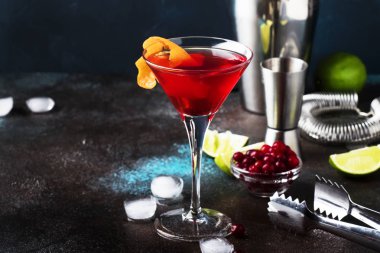 Votka, likör, kızılcık suyu, kireç, buz ve portakal lezzet, bar counter arka plan, gece ruh hali, metin için yer karanlık ile klasik alkollü kokteyli cosmopolitan