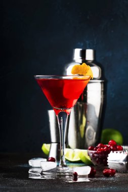 Votka, likör, kızılcık suyu, kireç, buz ve portakal lezzet, bar counter arka plan, gece ruh hali, metin için yer karanlık ile klasik alkollü kokteyli cosmopolitan