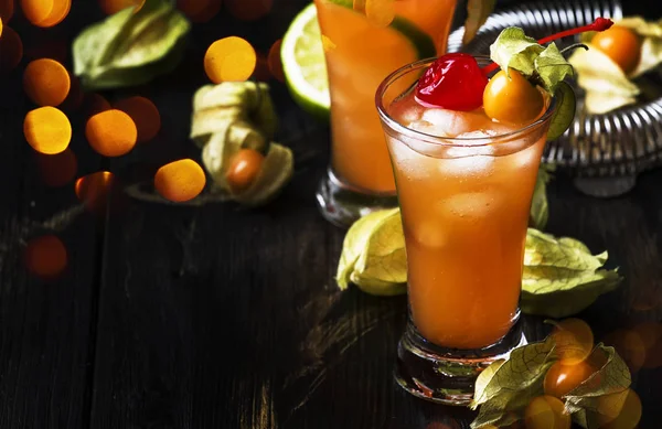 Alkoholischer Cocktail Mit Wodka Likör Bitter Limettensaft Verziert Mit Physalis — Stockfoto