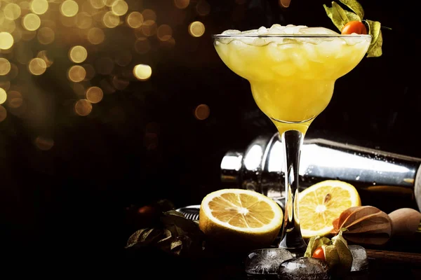 Alkoholischer Cocktail Mit Bier Eis Und Zitronensaft Barwerkzeug Zurückhaltende Selektive — Stockfoto