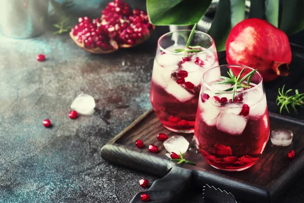 Suco Romã Vodka Cocktail Vermelho Com Gelo Alecrim Ferramentas Bar — Fotografia de Stock