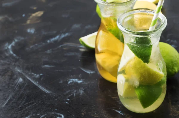 夏季清爽冷饮与柠檬 石灰和冰在水罐 选择性对焦 — 图库照片