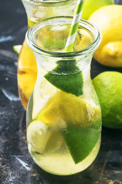 Sommerlich Erfrischendes Kaltgetränk Mit Zitrone Limette Und Eis Den Kannen — Stockfoto