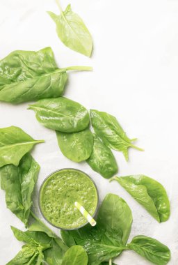 Ispanak elma avokado Detoks vegan güler yüzlü ve yeşil yaprakları, içki arka plan, sağlıklı beslenme ve ham diyet kavramı, uzay, üstten görünüm Kopyala