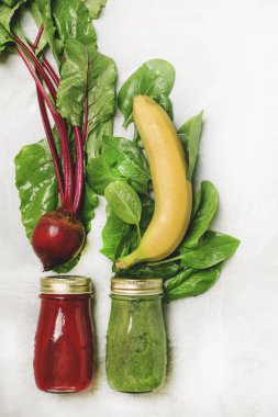 İki sağlıklı vegan Detoks smoothies ile ıspanak ve pancar, taze sebze, pişmemiş yiyecek konsepti, yiyecek ve içecek arka plan, düz yatıyordu