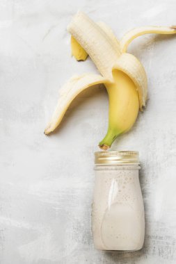 Badem sütü ve muz, sağlıklı içecek ve yemek kavramı, gri tablosudur, üstten görünüm ile sigara süt güler yüzlü