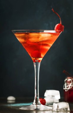 Bourbon, kırmızı vemuth, acı ile klasik alkollü kokteyl Manhattan, buz ve kokteyl kiraz cam, gece bar arka plan, metin için seçici odak yerleştirin