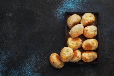 İştah açıcı ev yapımı tuzlu peynir ekmeği kahverengi mutfak masa arka plan, üstten görünüm üzerinde. Metin için yer