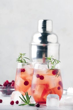 Kızılcık kokteyl cape kodder buz, biberiye ve meyveler, araçlar, counter arka plan, üstten görünüm mavi bar