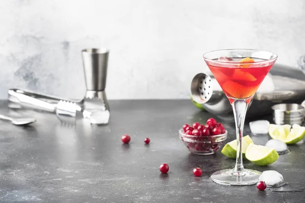 Klassieke Alcoholische Cocktail Cosmopolitan Met Wodka Likeur Cranberry Sap Limoen — Stockfoto