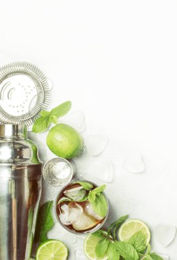 Alkollü kokteyl Cuba Libre, ROM, limon suyu, kola ve buz. Araçlar, üstten görünüm, dikey görüntü tonda.